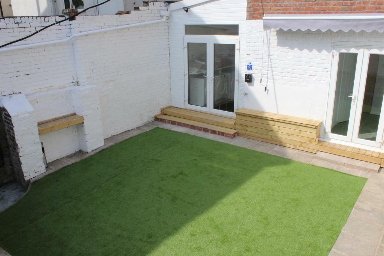 Backpackers Blackpool Hotel & Suites Buitenkant foto